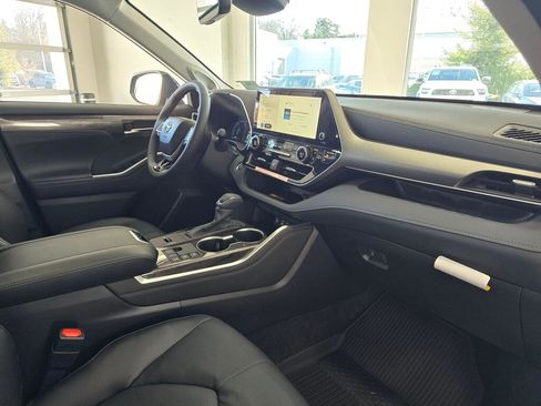 New 2026 Toyota Highlander Limited image 44