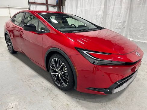 Used 2025 Toyota Prius XLE image 1