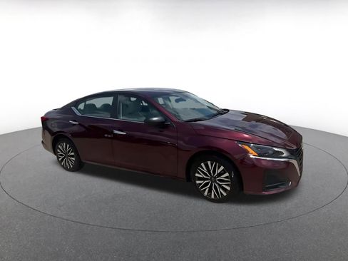 Used 2025 Nissan Altima 2.5 SV image 2
