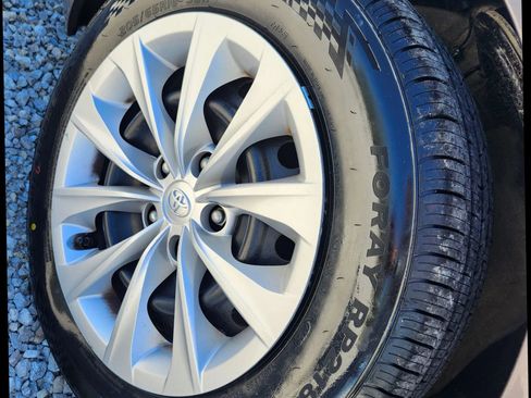 Used 2015 Toyota Camry LE image 10