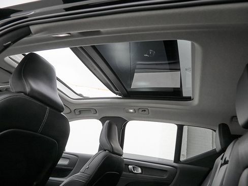 Certified 2024 Volvo XC40 B5 Plus w/ Protection Package Premier image 23