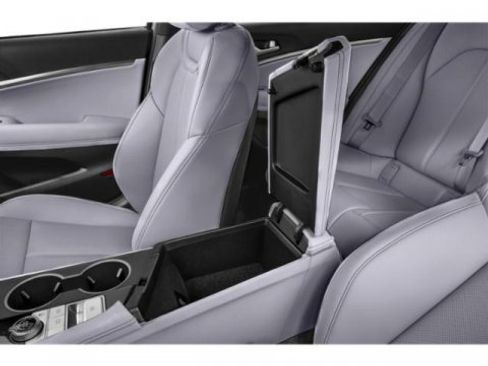 Used 2025 Genesis G70 2.5T image 17