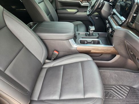 Used 2024 Chevrolet Silverado 1500 LT Trail Boss w/ LT Trail Boss Premium Package AWD/4WD image 11