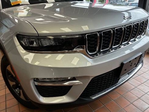 Used 2023 Jeep Grand Cherokee 4WD 4xe image 2
