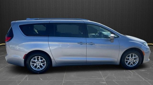 Used 2021 Chrysler Pacifica Touring-L FWD image 4