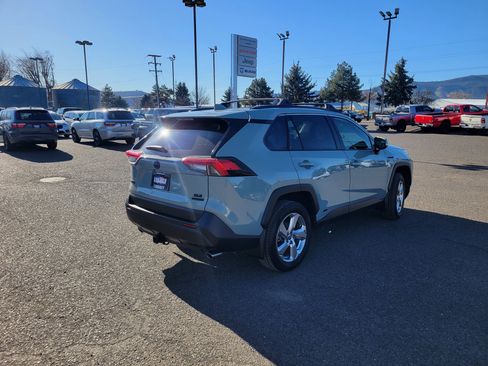 Used 2021 Toyota RAV4 XLE Premium image 3