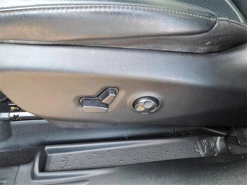 Certified 2020 Chrysler Pacifica Touring-L image 12