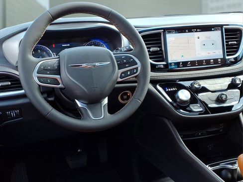 New 2026 Chrysler Pacifica Pinnacle image 10