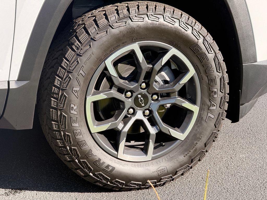New 2027 Chevrolet Equinox ACTIV w/ Safety and Technology Package FWD image 10