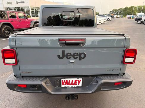 Certified 2025 Jeep Gladiator Sport AWD/4WD image 6