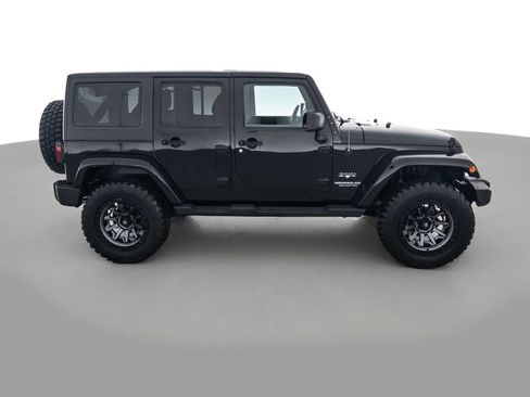 Used 2017 Jeep Wrangler Unlimited Sahara w/ Connectivity Group AWD/4WD image 4