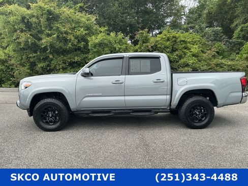 Used 2020 Toyota Tacoma SR5 RWD image 2