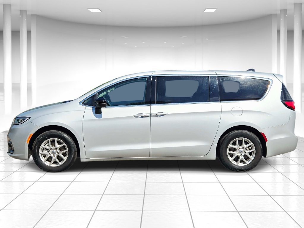 Used 2024 Chrysler Pacifica Touring-L FWD image 6