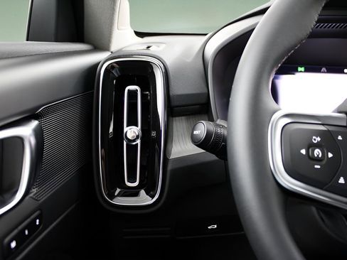 New 2025 Volvo XC40 B5 Core w/ Protection Package Premier image 20