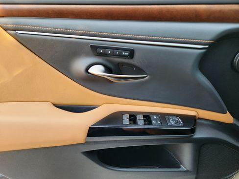 Used 2024 Lexus ES 350 w/ Premium Package FWD image 19