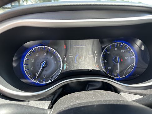 Used 2023 Chrysler Pacifica Touring-L FWD image 12