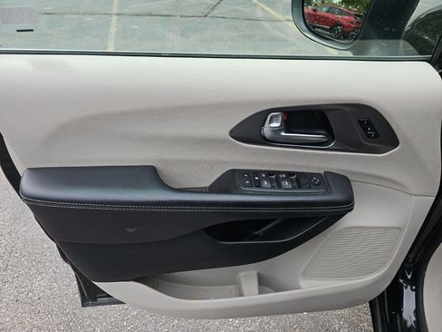 Used 2023 Chrysler Pacifica Touring-L FWD image 20
