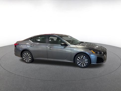 Used 2025 Nissan Altima 2.5 SV image 2