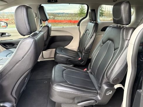Used 2024 Chrysler Pacifica Touring-L image 14