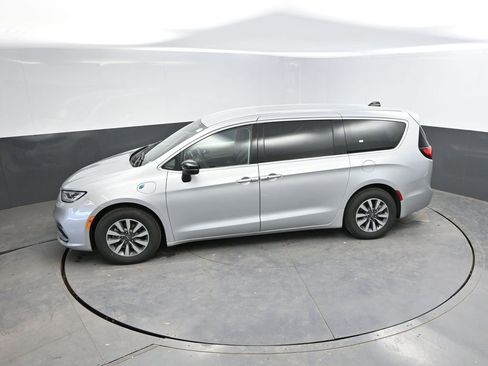 Used 2024 Chrysler Pacifica Select FWD image 27