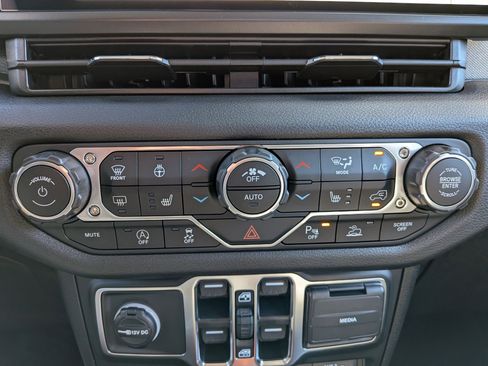 New 2025 Jeep Gladiator Sport image 18