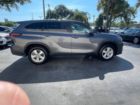 Used 2025 Toyota Highlander LE FWD image 5