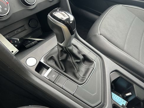 Certified 2022 Volkswagen Taos SE w/ Panoramic Sunroof Package image 15