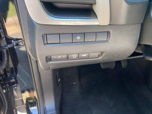 Used 2024 Nissan Rogue SV FWD image 15