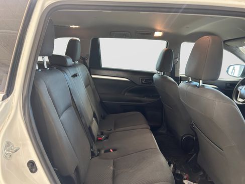 Used 2017 Toyota Highlander LE FWD image 13