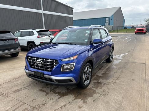 Used 2025 Hyundai Venue SEL image 1