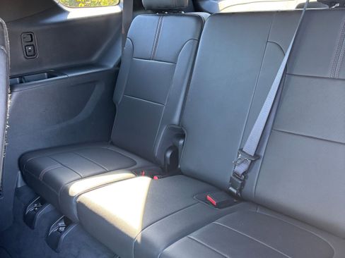 Used 2022 Chevrolet Traverse RS w/ LPO, 'HIT The Road' Package FWD image 10