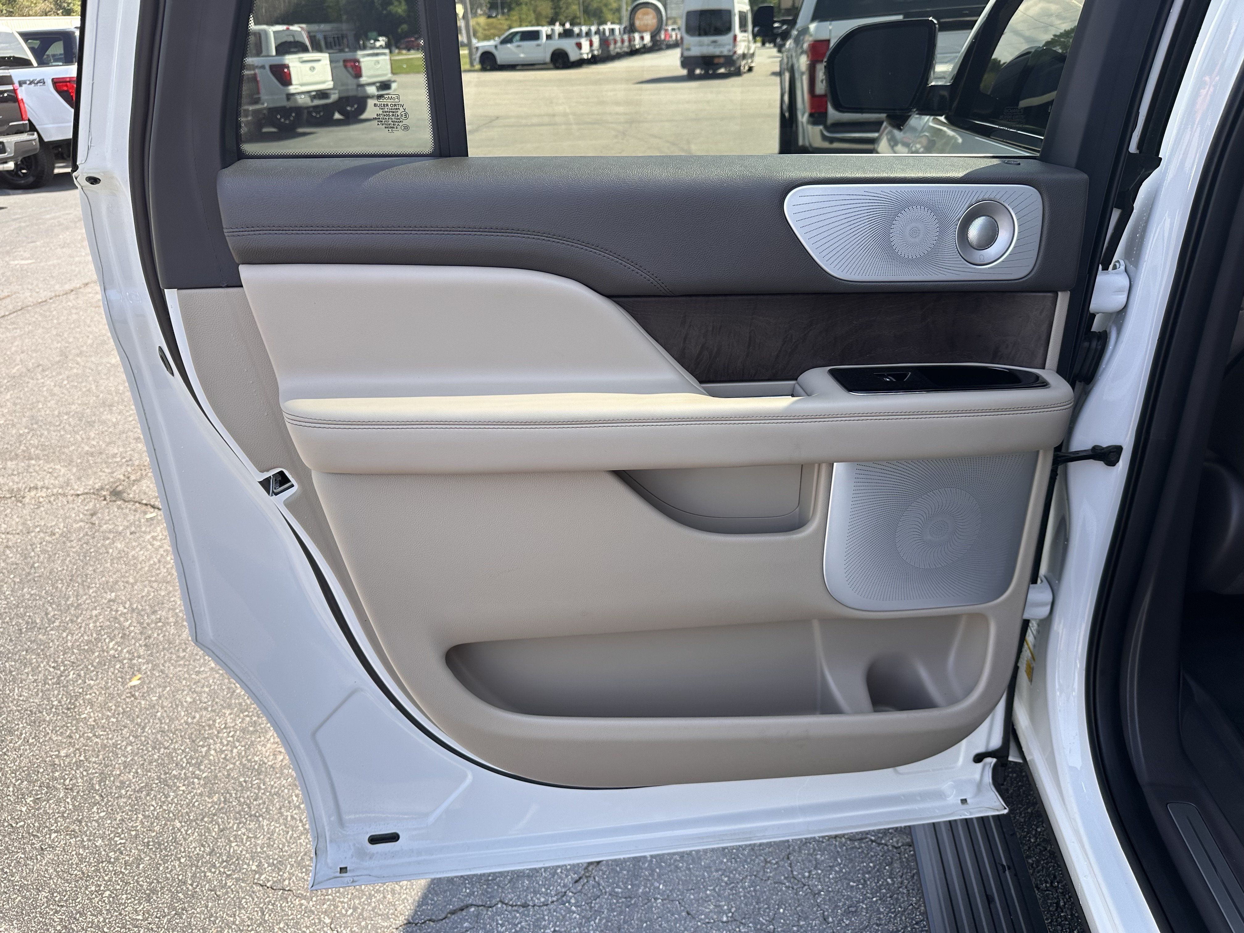 Used 2024 Lincoln Navigator L Reserve AWD/4WD image 12