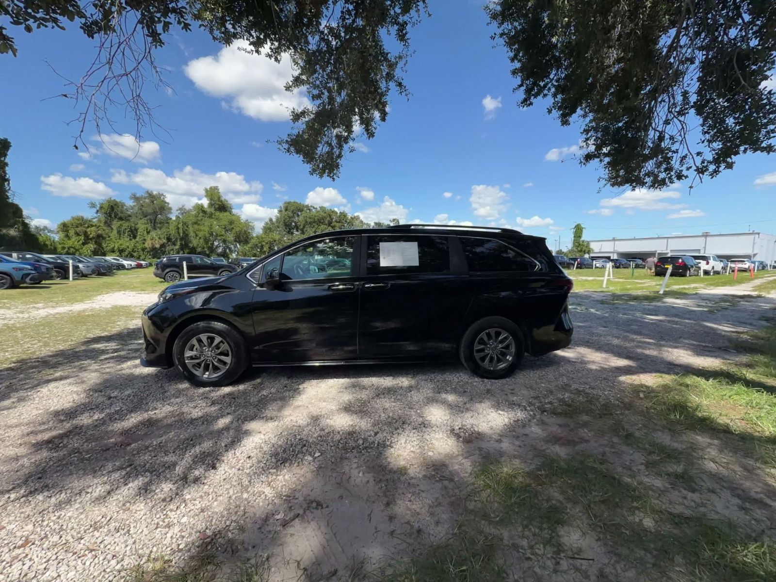 Used 2025 Toyota Sienna XLE FWD image 8