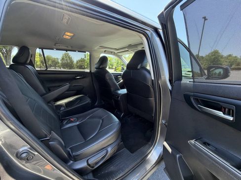 Used 2021 Toyota Highlander XLE FWD image 16
