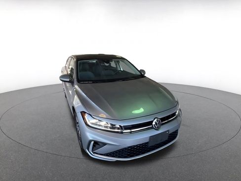 Used 2025 Volkswagen Jetta SE image 3