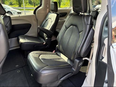 Used 2023 Chrysler Pacifica Touring-L image 34