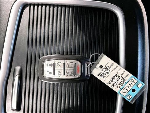 Used 2023 Chrysler Pacifica Touring-L AWD/4WD image 43
