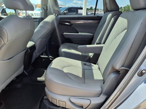 Certified 2021 Toyota Highlander Platinum FWD image 19