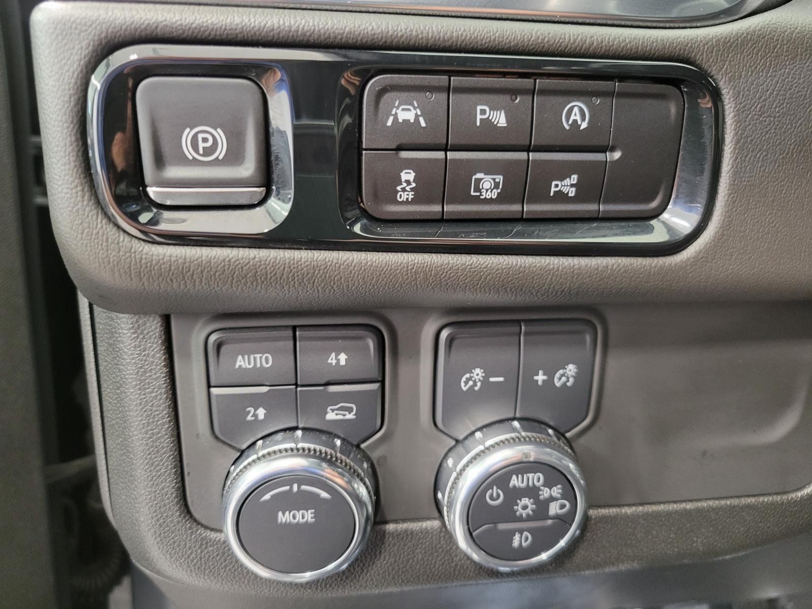 Used 2025 GMC Yukon XL Denali AWD/4WD image 10