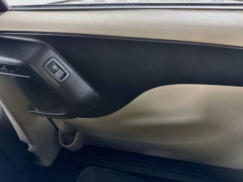 Used 2018 Dodge Grand Caravan SE w/ UConnect Hands-Free Group FWD image 39