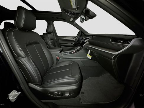 New 2025 Jeep Grand Cherokee Limited w/ Luxury Tech Group II image 32