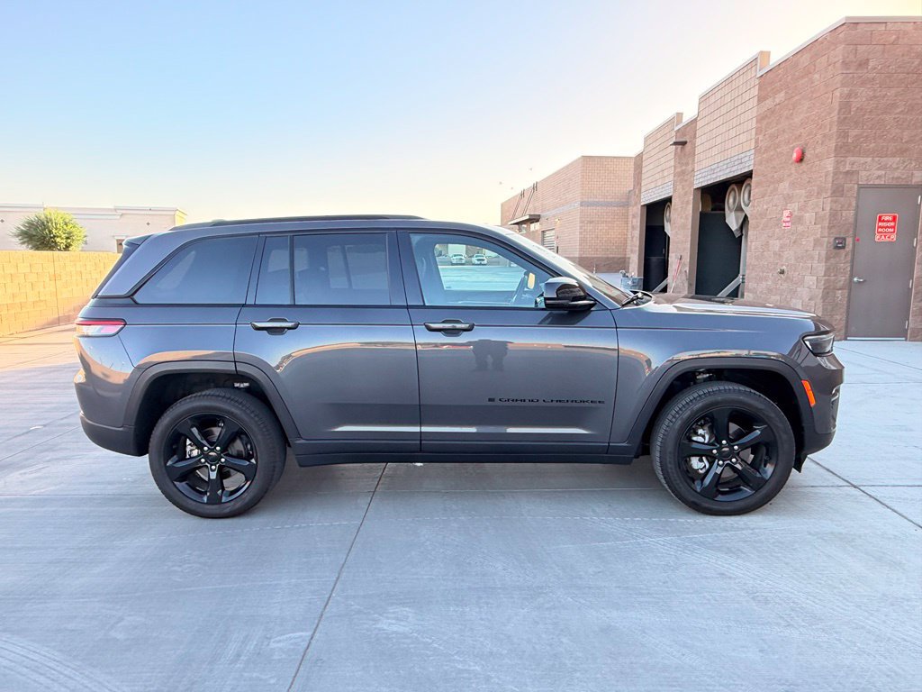 Used 2025 Jeep Grand Cherokee Limited w/ Black Appearance Package RWD image 5