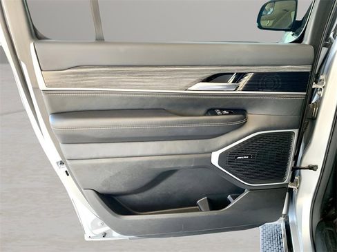 Used 2024 Jeep Wagoneer L Series II image 18