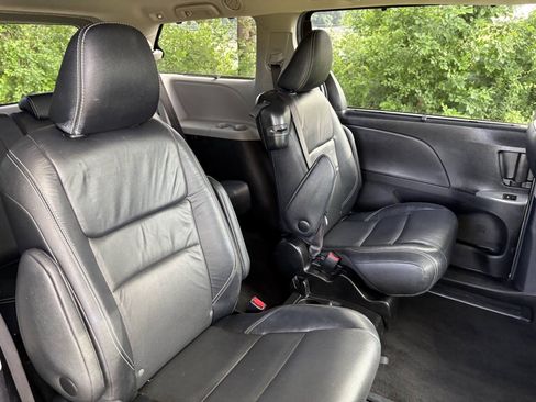Used 2017 Toyota Sienna SE w/ SE Preferred Package FWD image 31