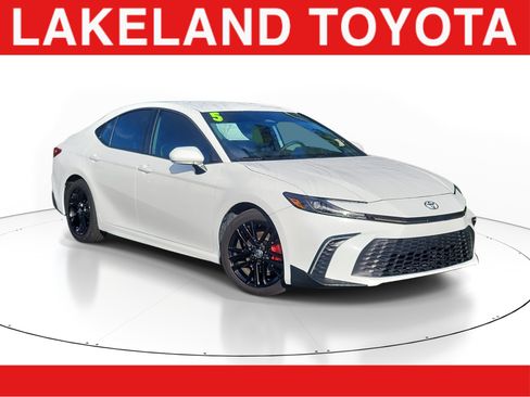 Used 2025 Toyota Camry SE FWD image 1