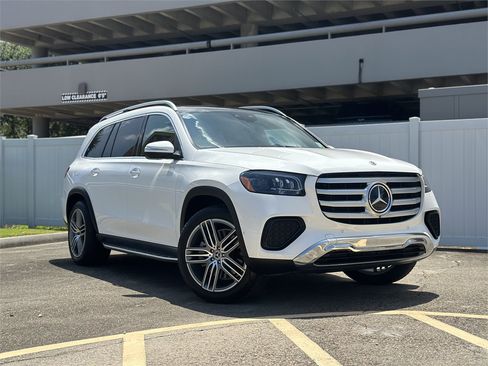 Used 2024 Mercedes-Benz GLS 450 4MATIC image 1