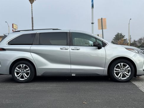 Used 2023 Toyota Sienna XSE image 7