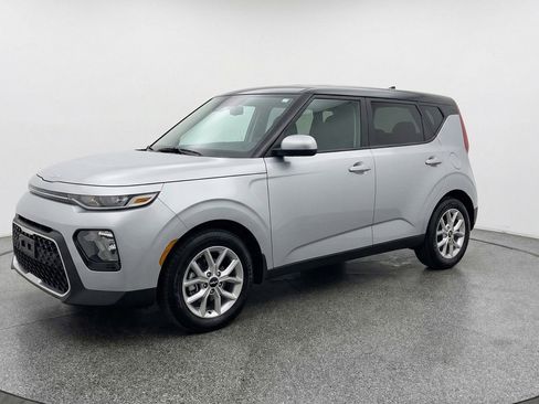 Used 2025 Kia Soul LX w/ LX Technology Package FWD image 3