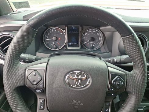 Used 2022 Toyota Tacoma TRD Sport w/ Technology Package image 20