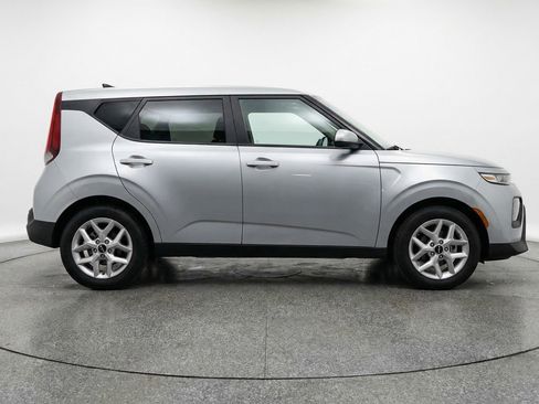 Used 2025 Kia Soul LX w/ LX Technology Package image 11